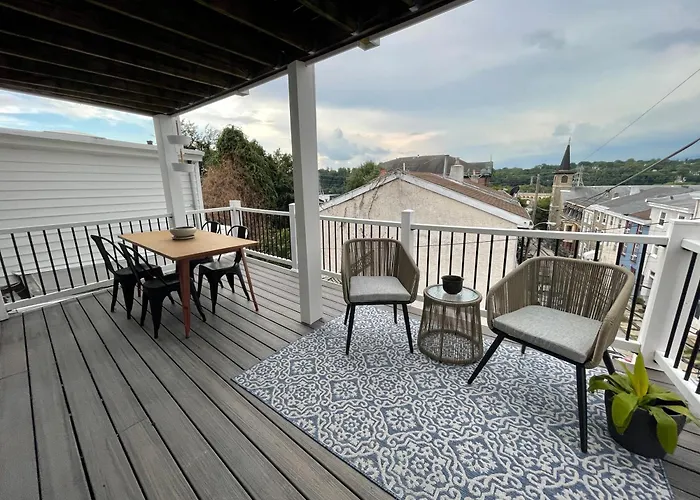 Charming Hillside Retreat In The Heart Of Manayunk